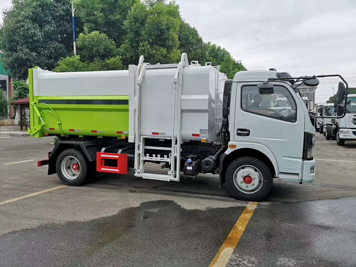 东风多利卡8方挂桶式垃圾车